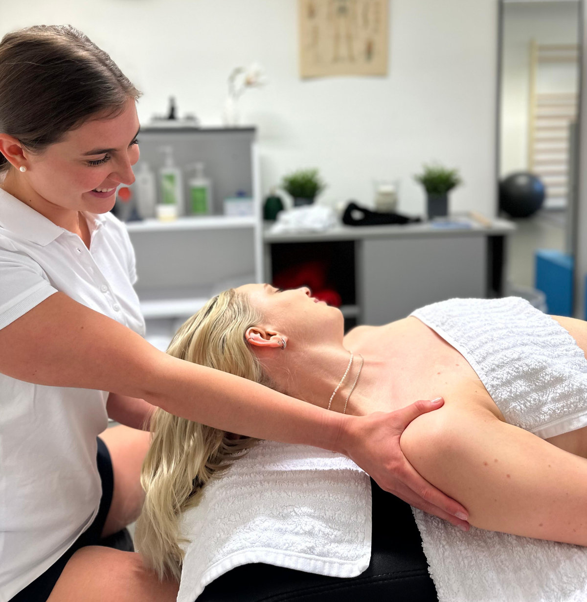 Physiotherapeutische Behandlung von Schulter und Nacken bei CaroCare
