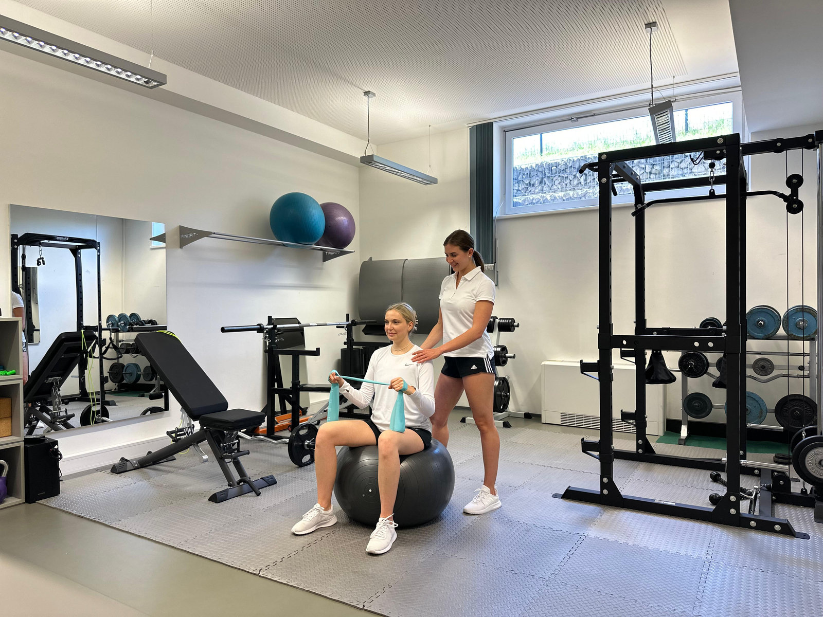 Moderner Trainingsraum der Physiotherapie-Praxis CaroCare mit Trainingsgeräten